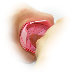 这样用手指从内部进行按压的目的是让折纸玫瑰花的内部是平展的