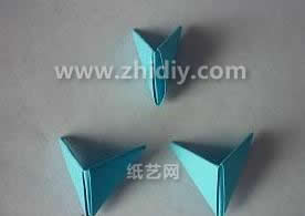 简单的折纸三角插单元是制作这个折纸三角插蛇所需要的基本单元折纸结构