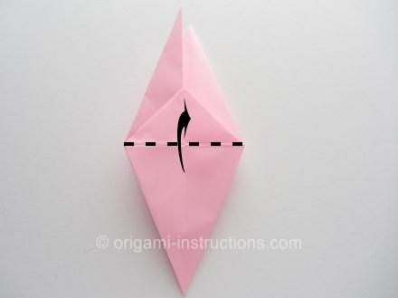 折叠位置上的说明是保证折纸玫瑰花在样式结构上完整的一个关键