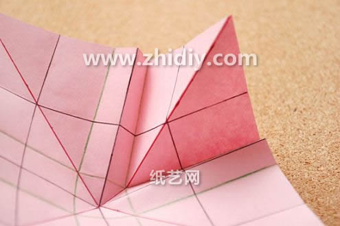 折纸玫瑰花的独特折法使得这个折纸玫瑰花看起来十分的漂亮