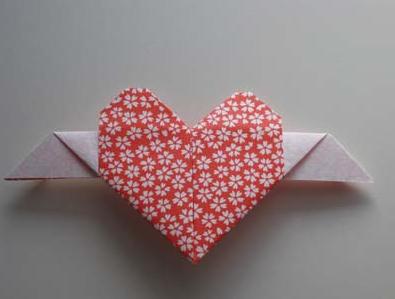 最终完成折纸制作之后的简单情人节带翅膀的折纸心在外形上看起来即漂亮又立体