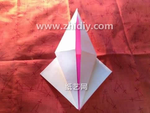 儿童折纸鸽子再折法上面和儿童折纸姆明还是有着极大的相似处的