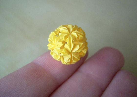 迷你微型折纸黄色纸球花的折纸图解