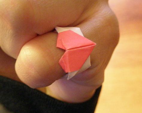 情人节漂亮的折纸心戒指制作可以成为情人节非常好的礼物