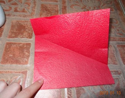 纸玫瑰折法的学习要点还是在折痕的制作方面