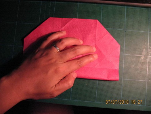 GG折纸玫瑰的图解教程在步骤上可以说做到了十分的清晰和明了