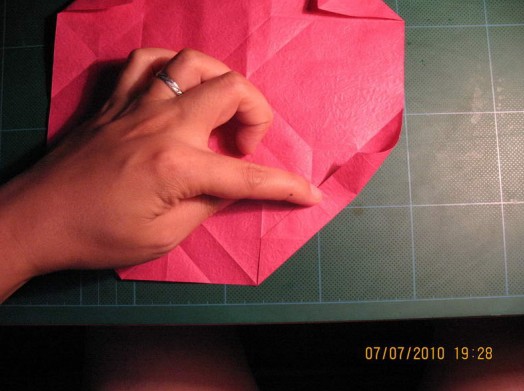 折纸玫瑰视频中GG折纸玫瑰的折叠还是有着一定难度的