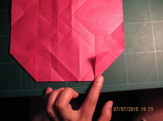 在完成了预折痕的折叠之后GG折纸玫瑰的折叠制作就变得更加容易了