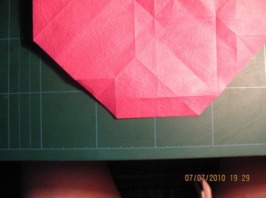 现在看到的这个纸玫瑰的简单折法也算是折纸玫瑰制作教程中的一个挑战