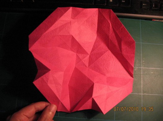 这个GG纸玫瑰的折法图解所制作出来的折纸玫瑰还可以被用来当做是结婚时的捧花
