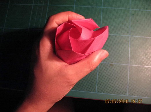 折纸玫瑰花搭配着巧克力是非常不错的情人节礼物