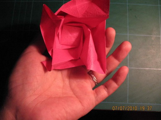 手工折纸制作的纸玫瑰成为了今年情人节的新宠和最受欢迎的手工制作
