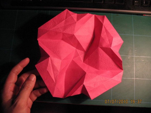 根据情人节的需求来进行折纸玫瑰花的设计和制作
