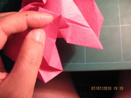 现在学习的这个纸玫瑰的折法图解制作教程让我们感受到了纸玫瑰的力量