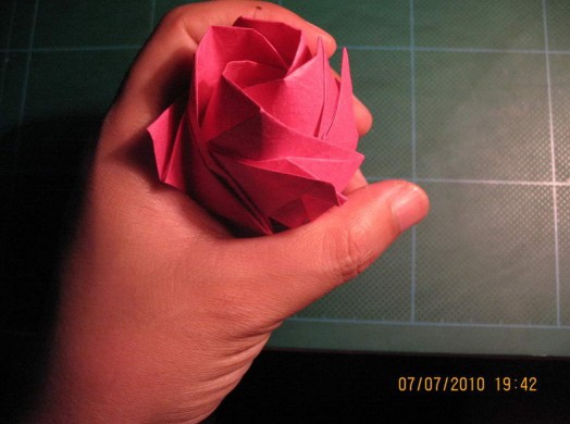 怎么折纸玫瑰制作是现在一个很需要特别考究的问题