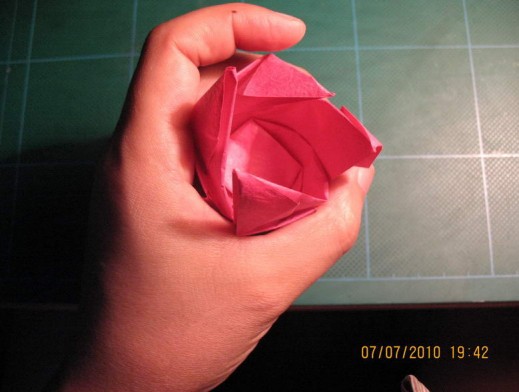 纸玫瑰花的折法图解教程手把手教你制作折纸玫瑰花