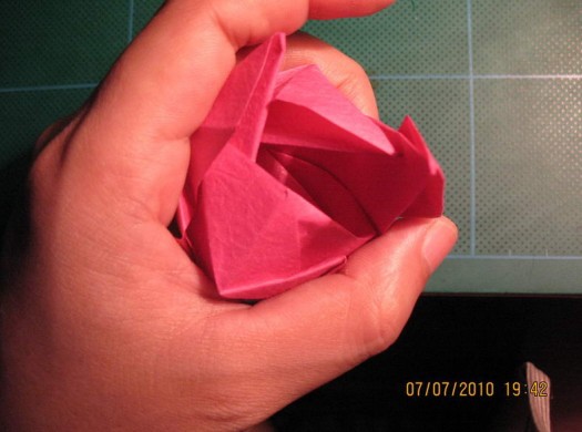 人人都能学会的折纸玫瑰花图解教程让每一个喜欢折纸玫瑰制作的朋友享受到手工DIY折纸的快乐
