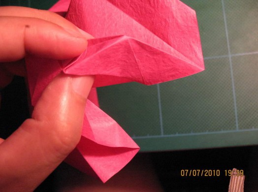 根据纸玫瑰的简单折法图解大全可以更好的学习折纸玫瑰的制作