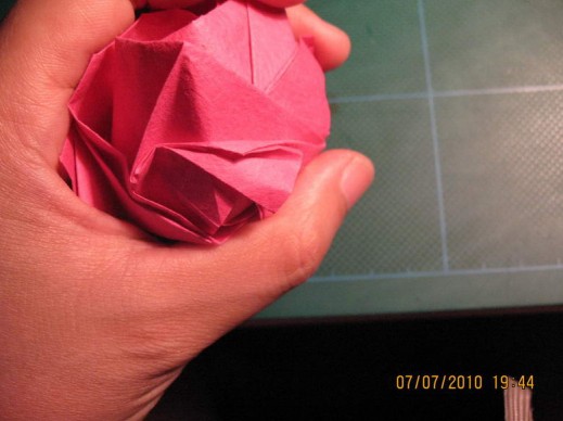 最常见的纸玫瑰花折法图解教程都能够从纸艺网上面找到