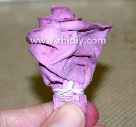 纸艺网的纸玫瑰教程手把手的教你学习纸玫瑰的折叠和制作