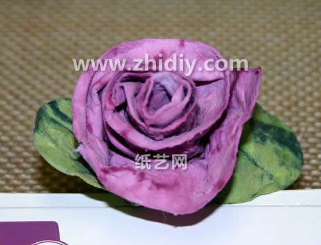 漂亮的纸玫瑰折法教程所制作出的纸玫瑰装饰效果会很好