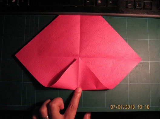 良好有效的纸玫瑰的折法是保证折纸玫瑰制作所必须的要素