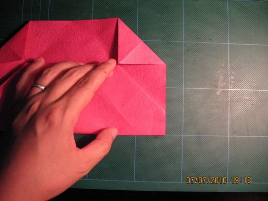 从折纸玫瑰视频中看到如何将这个折纸玫瑰花制作好