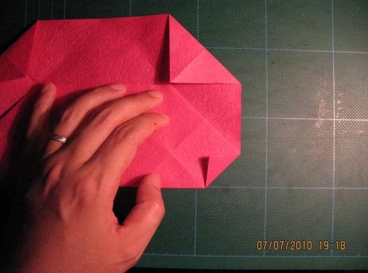 纸玫瑰花的折法要点和图解是这个折纸玫瑰制作的关键点