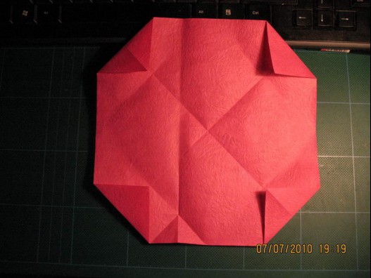 现在看到的这个纸玫瑰的折法被我们称之为GG折纸玫瑰