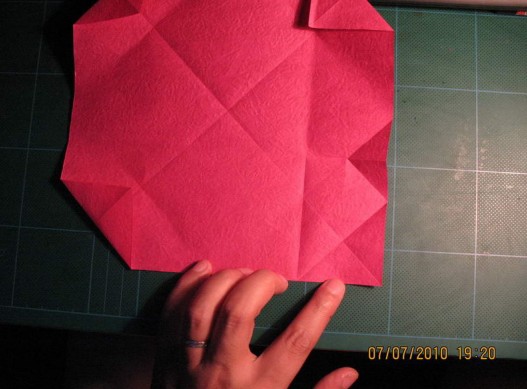 50种纸玫瑰折法中重点推荐给大家的就是这个GG折纸玫瑰的制作