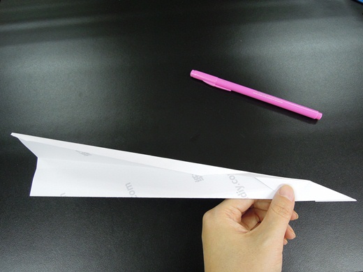 纸飞机折法中就有一个今天在这里和大家分享的长距离滑翔机折纸教程