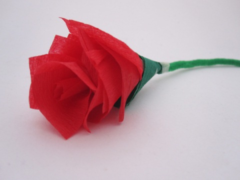 纸玫瑰花的手工制作使用的是皱纹纸来进行制作的