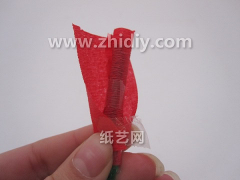 纸玫瑰的图解教程和纸玫瑰的视频教程都可以帮助你完成纸玫瑰的折法