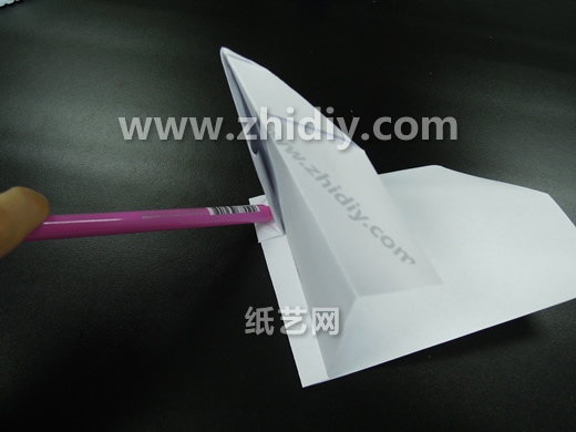 叠纸飞机是一项技术性比较高的折纸制作