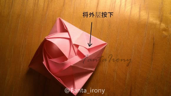 折纸玫瑰制作中一个很重要的步骤和过程就是将折纸玫瑰的花瓣结构处理出来