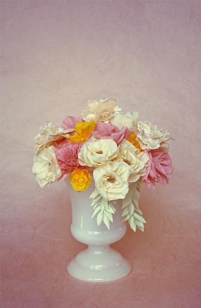 用皱纹纸制作出来的纸玫瑰花在样式上看起来充满着自然的祥和质感