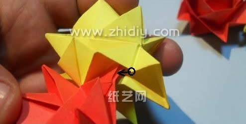 福山纸玫瑰基本折纸模块的组合和其他纸球花的组合都是类似的
