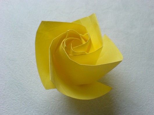 根据基本的折叠方法提升折纸玫瑰花瓣的艺术美感