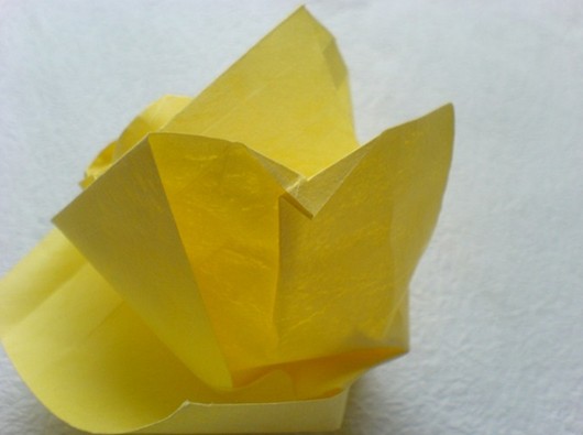 折纸玫瑰花折法图解教程关注的就是漂亮的折纸玫瑰应该如何折