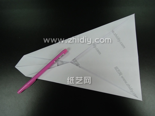 折纸飞机在制作的过程中如果有详细的图解来进行指导的话制作起来更加的容易