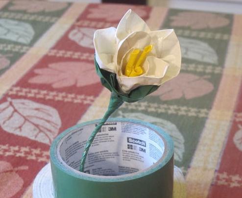 胶带纸制作的纸玫瑰花的折法图解教程手把手教你制作漂亮的胶带纸玫瑰花