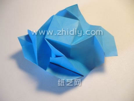 现在常见的手工折纸玫瑰花教程都是比较适合进行手工折纸制作的