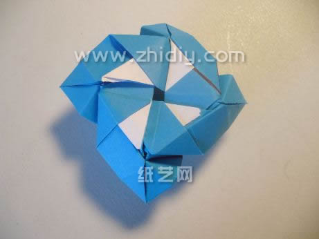 只要你有一点点的折纸基础就可以轻松的完成这个折纸玫瑰的制作