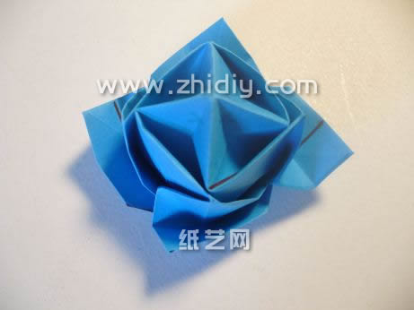 只要稍微用一点心就可以轻松的完成这个折纸玫瑰花的折叠制作