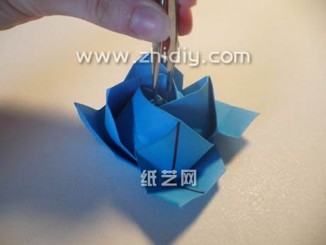 更多精彩的纸玫瑰的简单折法都可以在纸艺完给上面找到相关的折纸制作