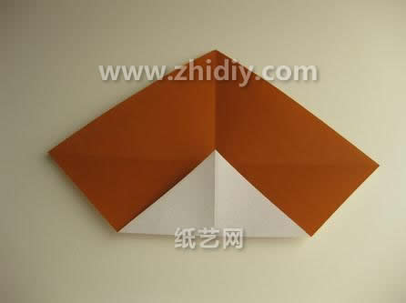 折纸操作中有许多折叠都是集中在底角的折叠方面的