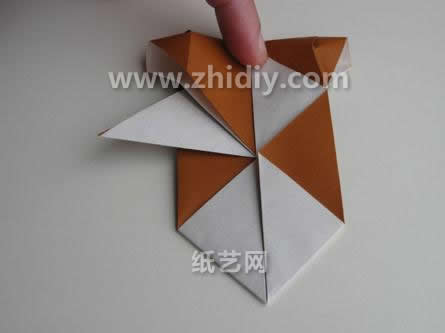 所以最终制作的过程中也可以改造成折纸人脸的手工折纸制作
