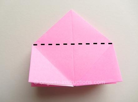除过底角的折叠同样还要考虑到折纸模型上端三角形的折叠操作