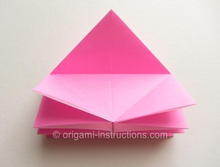 这样折叠的目的是让帮助折纸模型的形成一个我们所需要的对折结构出来