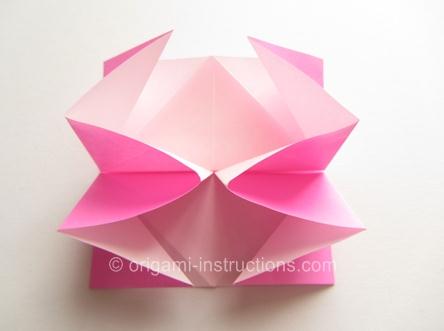 可以看到拉开折纸模型之后我们所需要的折纸玫瑰花样式已经有了雏形